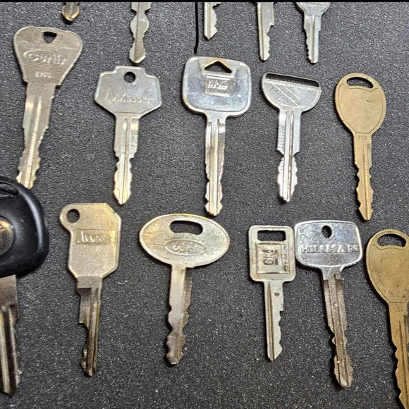 Lot Of 16 Car Keys Modern To Vintage Differnt Metals And Car Makes. - Picture 3 of 6